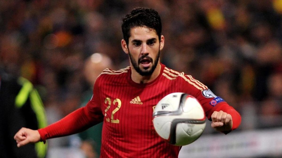 rpaniagua27869082 spain s midfielder isco looks the ball during the 160531171437