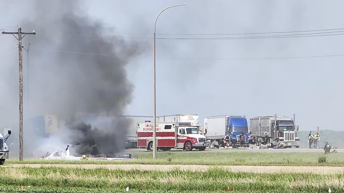 Un microbus on viatjaven 25 persones d'edat avançada s'incendia després de xocar amb un camió al Canadà