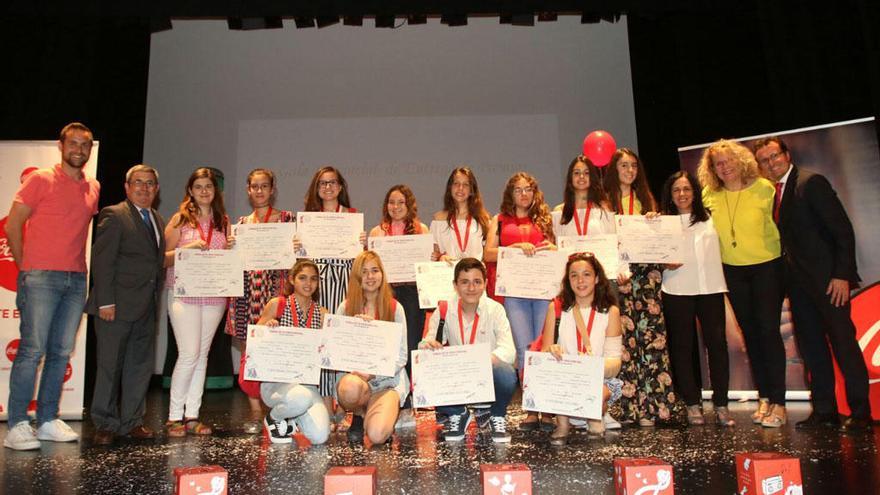 Foto de familia de los ganadores del concurso de relatos.