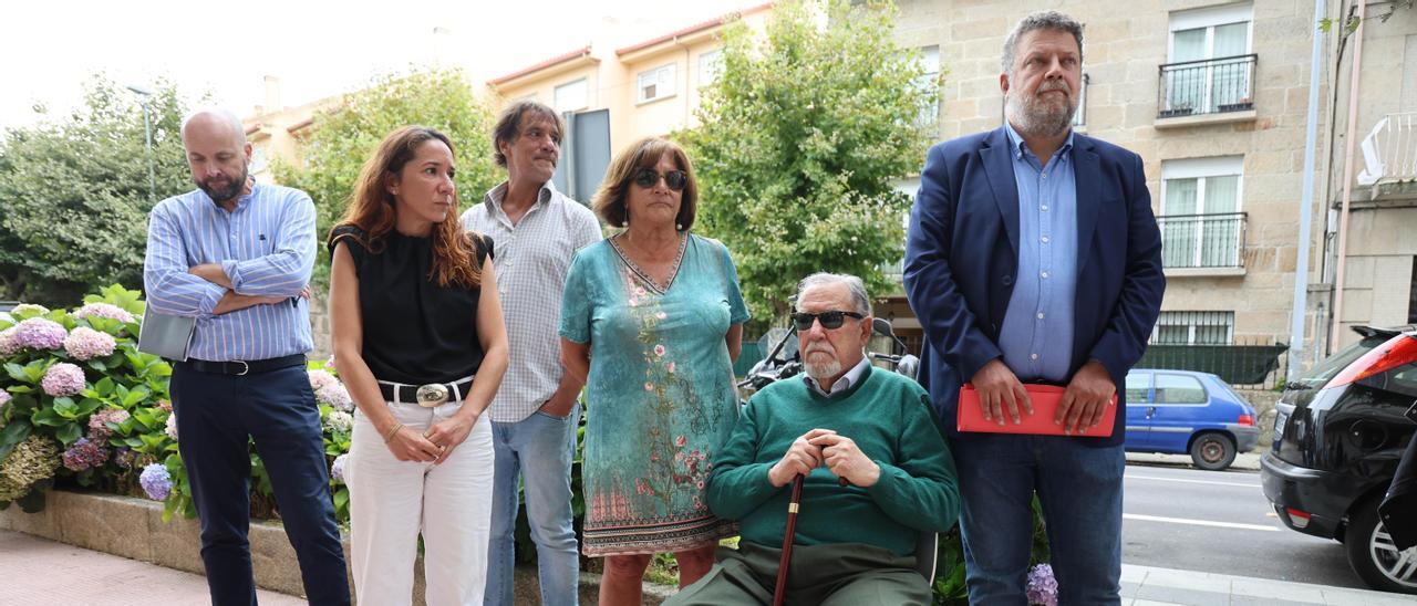 Los padres de Déborah, sus hermanos Rosa y Jose y, en los extremos de la foto, sus abogados. 14 julio 2023. Alba Villar