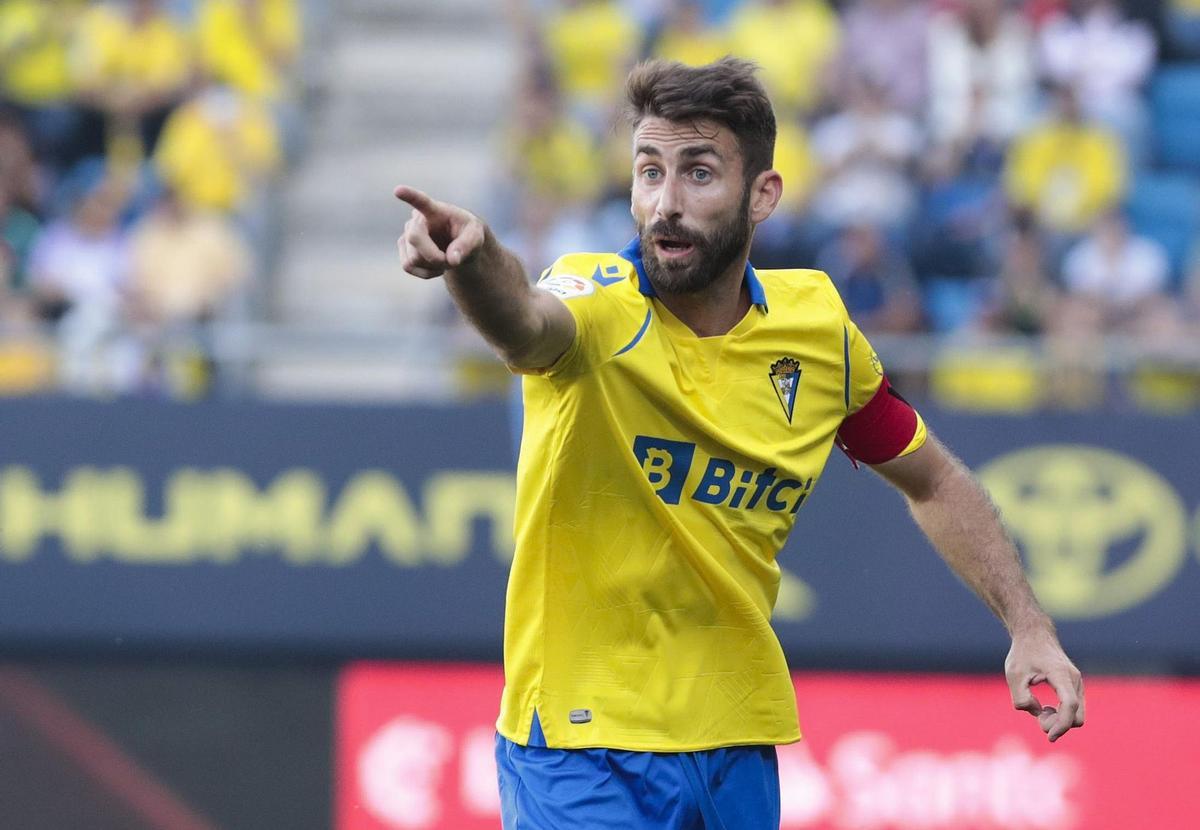 El delantero del Cádiz CF Álvaro Negredo (d) marca el primer gol del equipo andaluz ante el Elche, durante el partido de la jornada 35 de Liga en Primera División que enfrentó al Cádiz CF y el Elche CF en el Estadio Nuevo Mirandilla, en Cádiz. EFE/Román Ríos.