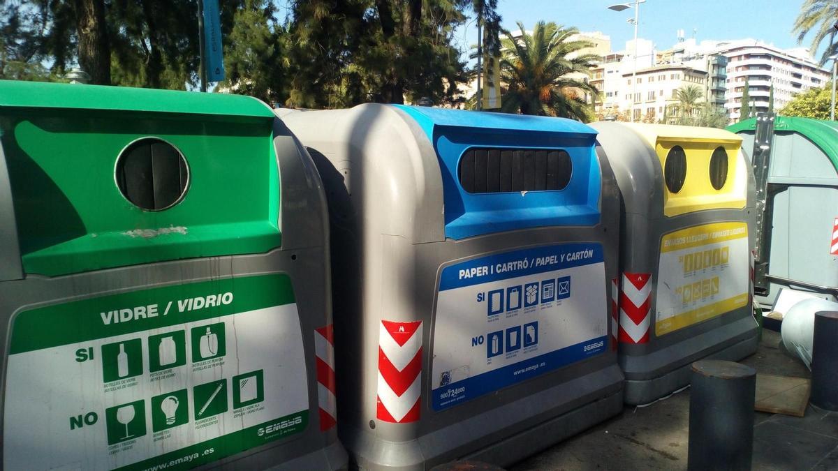 Contenedores de recogida selectiva de residuos.