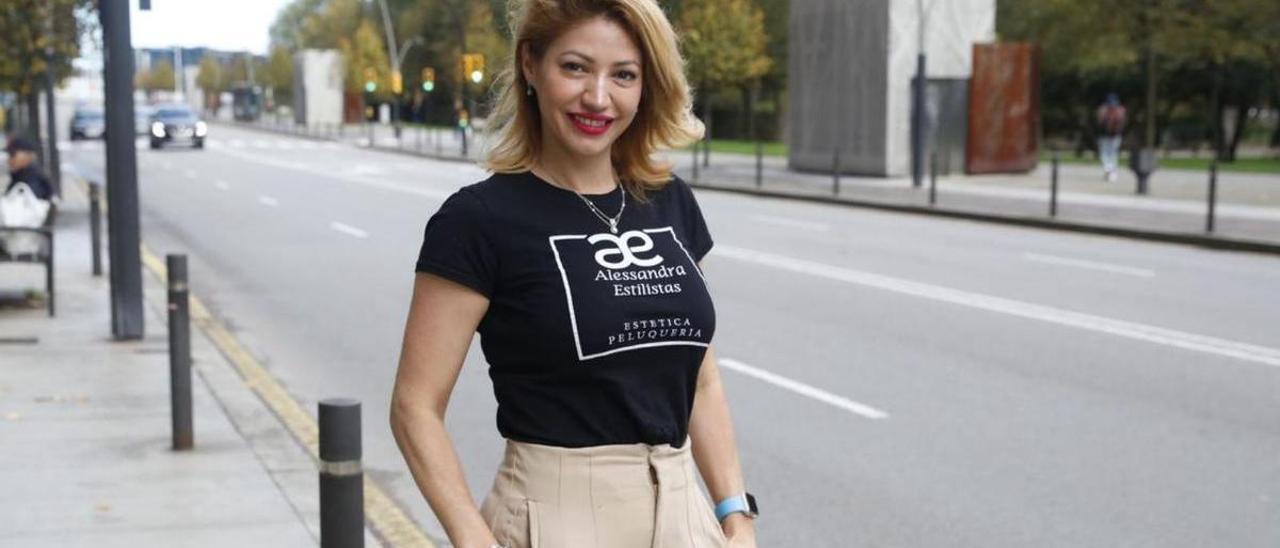 Alessandra Alves, delante de su comercio, ubicado frente a la entrada del parking. | Marcos León