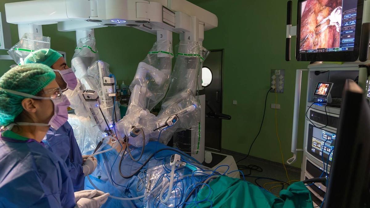 Médicos durante una intervención con DaVinci, el robot quirúrgico del Hospital Doctor Balmis de Alicante