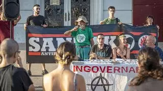Protesta vecinal contra el desalojo de una finca 'okupada' en Santa Coloma: "El centro no es un parque temático"