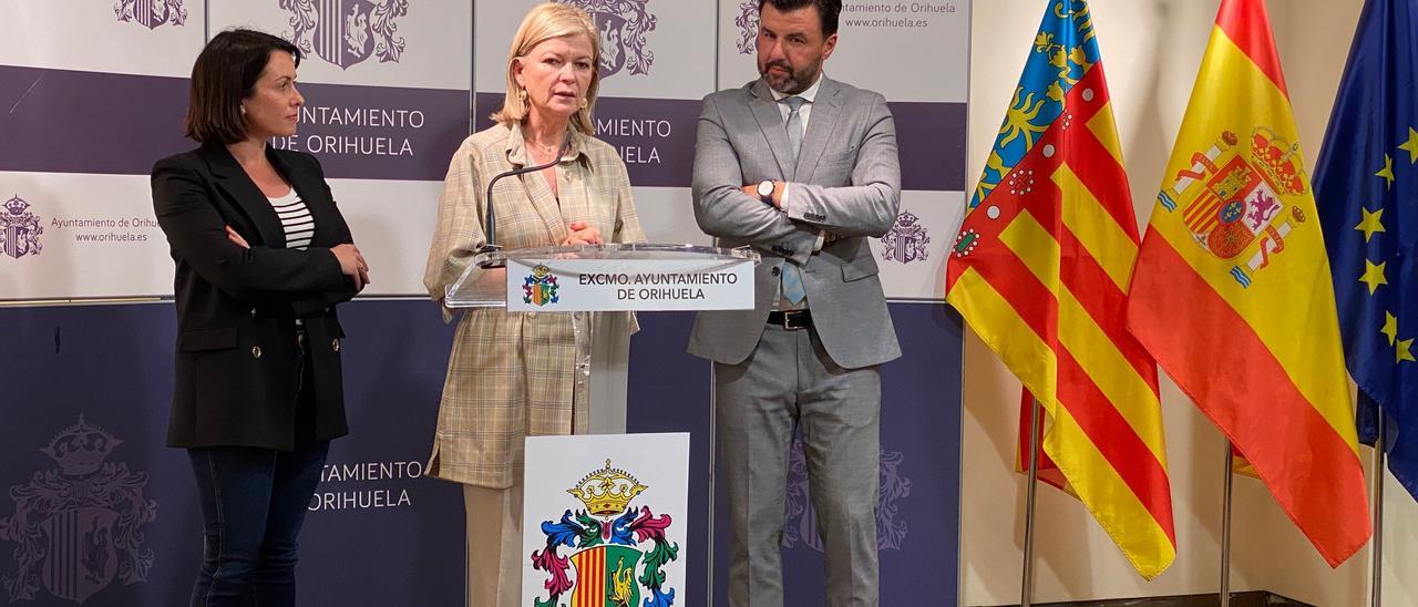 La alcaldesa Carolina Gracia, la consellera Gabriela Bravo y el vicealcalde José Aix