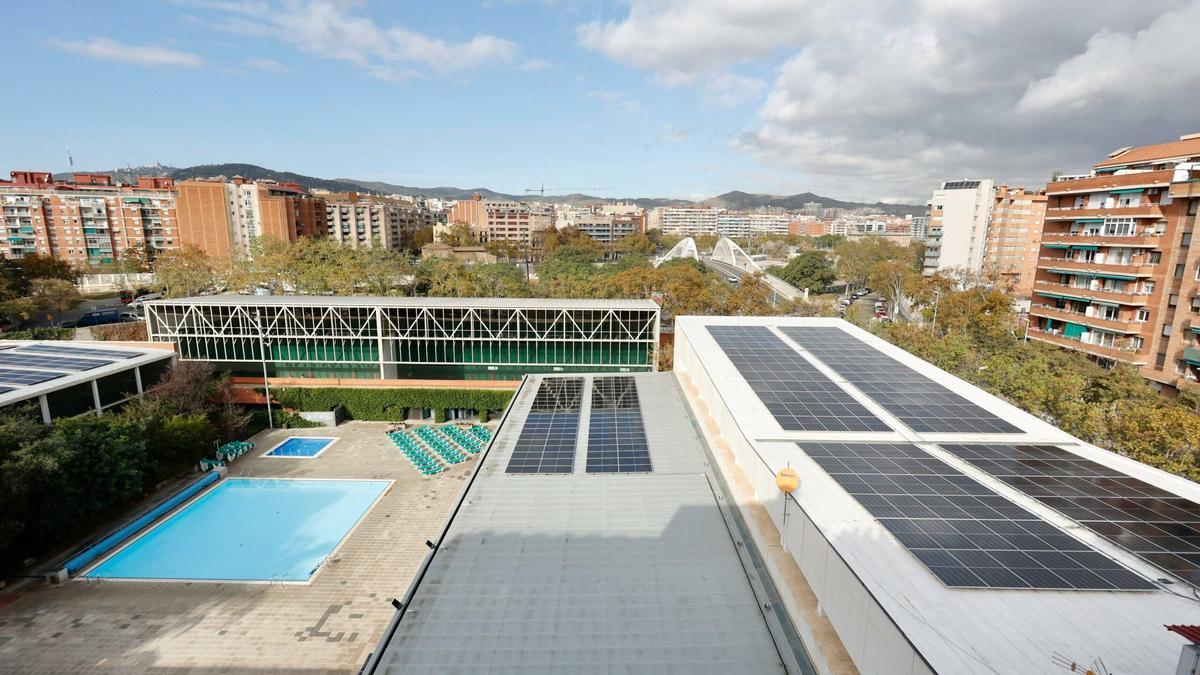 Placas fotovoltaicas instaladas en el CEM Can Dragó.