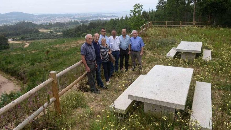 Miembros de la comunidad de montes de Trabanca Badiña en una de las áreas recreativas. // Noé Parga