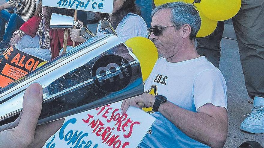 Concentración de docentes interinos ante la Consejería de Educación.