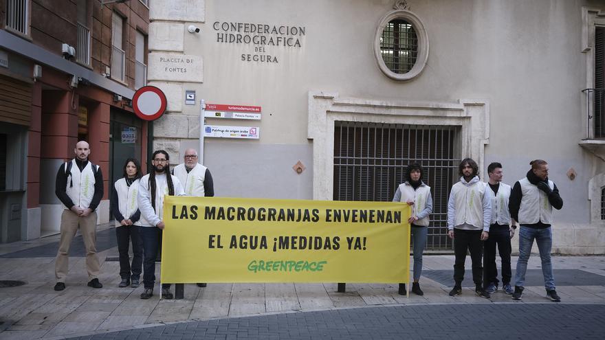 Greenpeace corta el agua de la CHS para exigir el fin de la contaminación por nitratos: &quot;La Región es la comunidad con más cerdos por km2&quot;