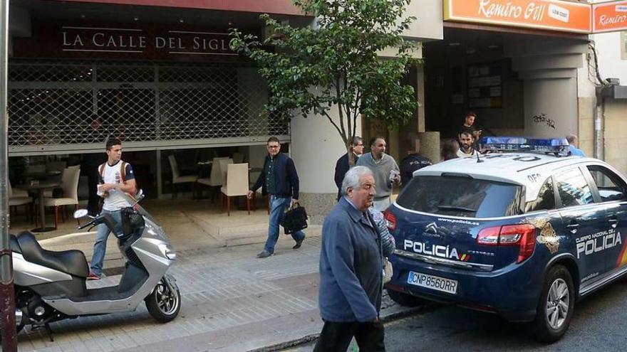 La Policía acudió ayer al establecimiento ubicado en la calle García Camba. // Rafa Vázquez