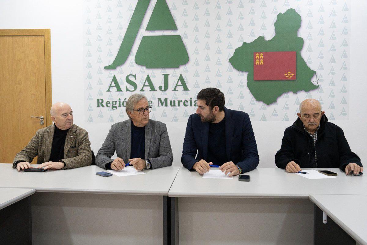 El presidente de Vox en la Región de Murcia, (2d), José Ángel Antelo, junto al presidente de Asaja Murcia, Juan de Dios Hernández (2i).