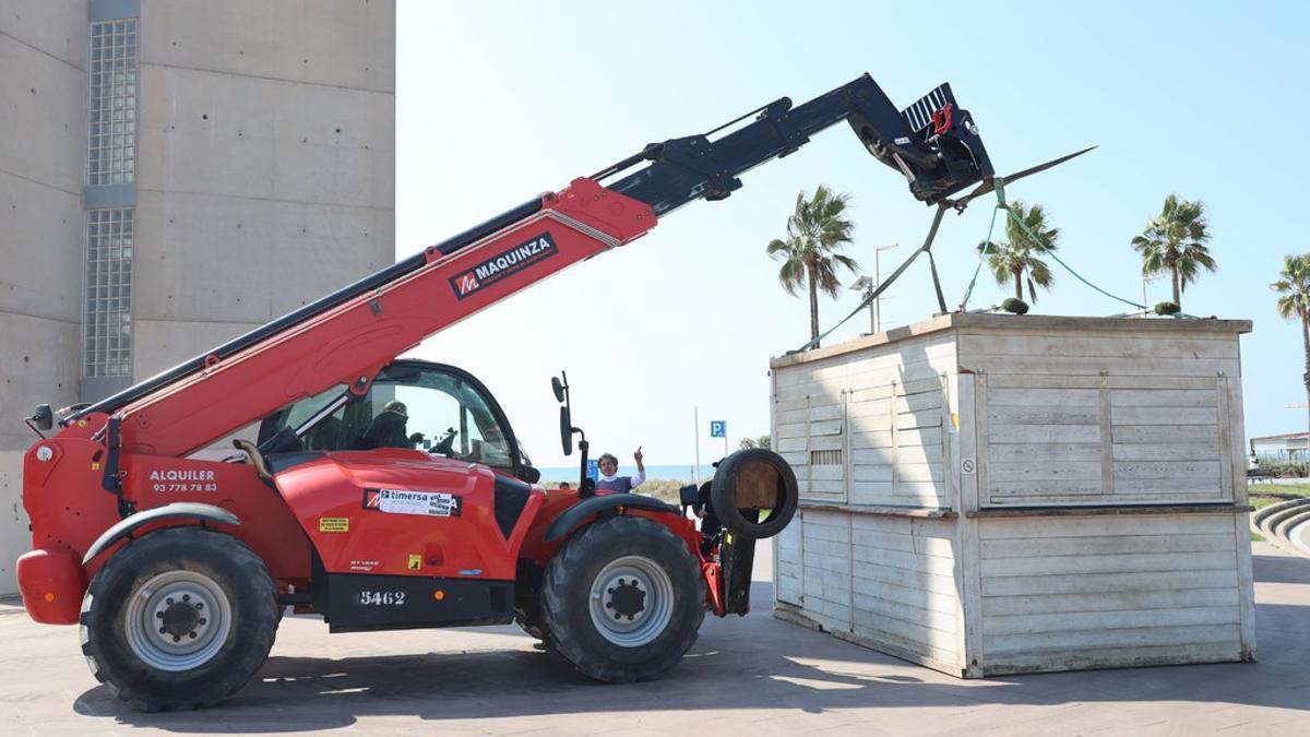 Instalación de un chiringuito en la playa de Castelldefels.