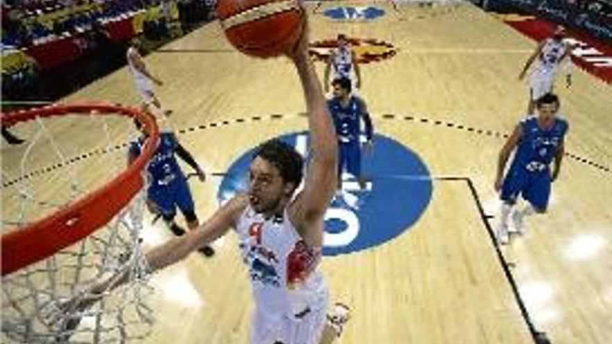 Pau Gasol a punt d&#039;esmaixar la pilota en una espectacular jugada.