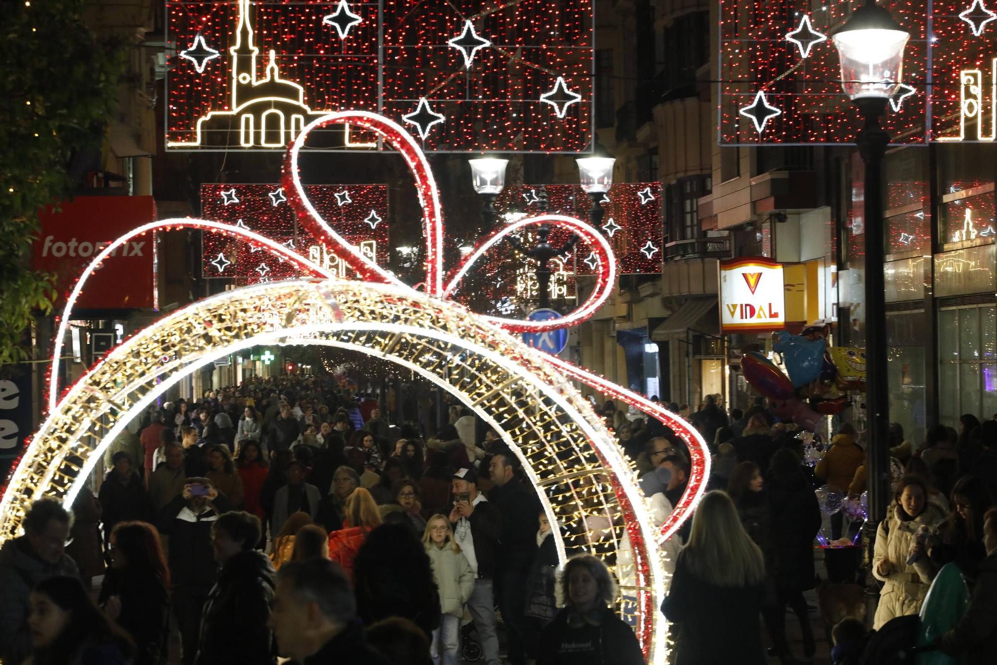 El centro de Gijón, a rebosar para disfrutar de la decoración de Navidad (en imágenes)