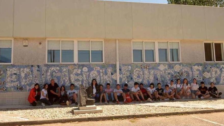 Gerardo Rodríguez (tercero por la izquierda), junto con algunos alumnos del centro y una perspectiva general del mural. // Noé Parga