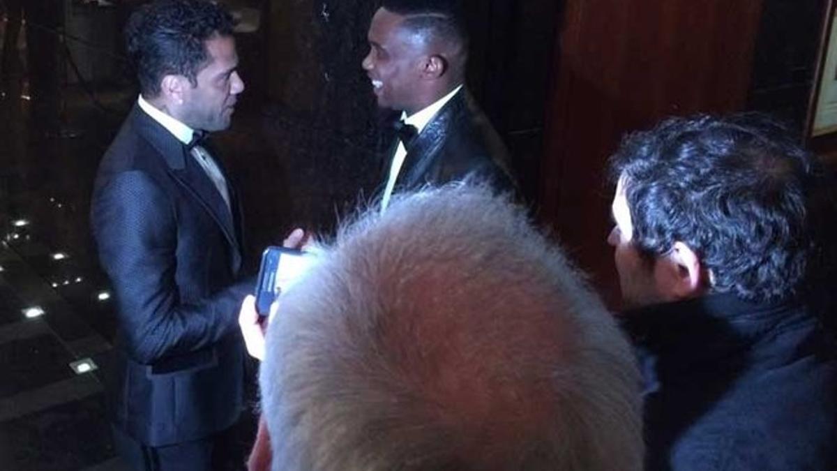 Dani Alves y Samuel Eto'o en la previa de la gala