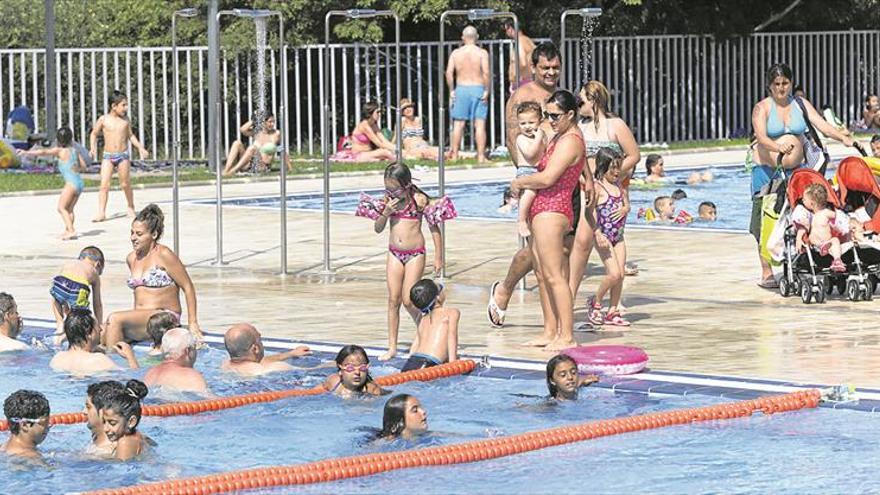 Calor y precios bajos hacen de la inauguración de la piscina un éxito