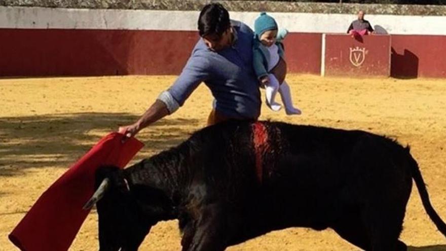 Francisco Rivera rep una allau de crítiques per torejar amb el seu nadó en braços