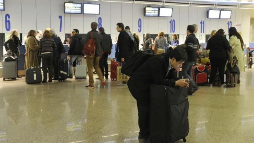 Mostradores en la terminal de Alvedro.