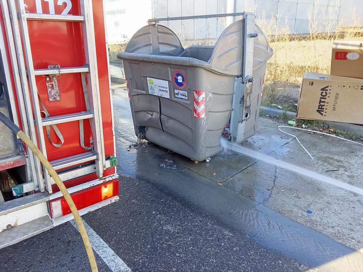 Intervención de los bomberos para sofocar el fuego de un contenedor.