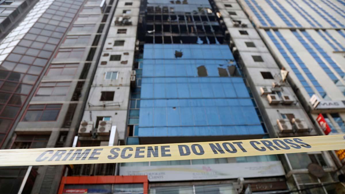 Aumentan a 25 los muertos en el incendio de un rascacielos en Bangladesh