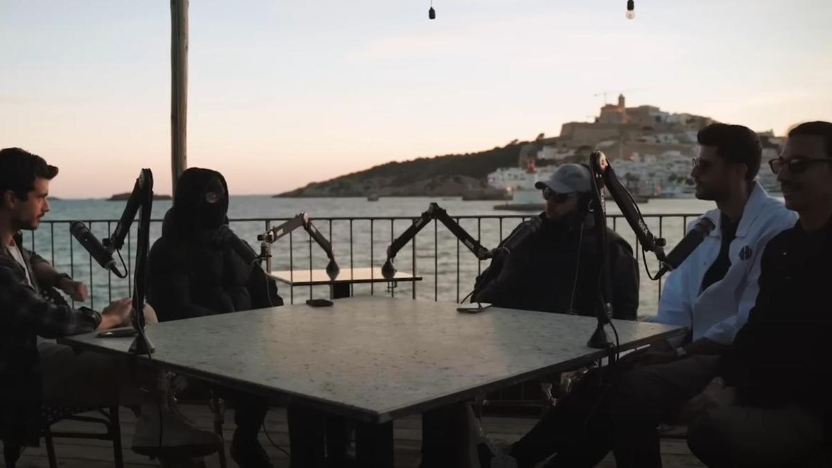 Un momento durante la entrevista a Alcasec grabada en Ibiza
