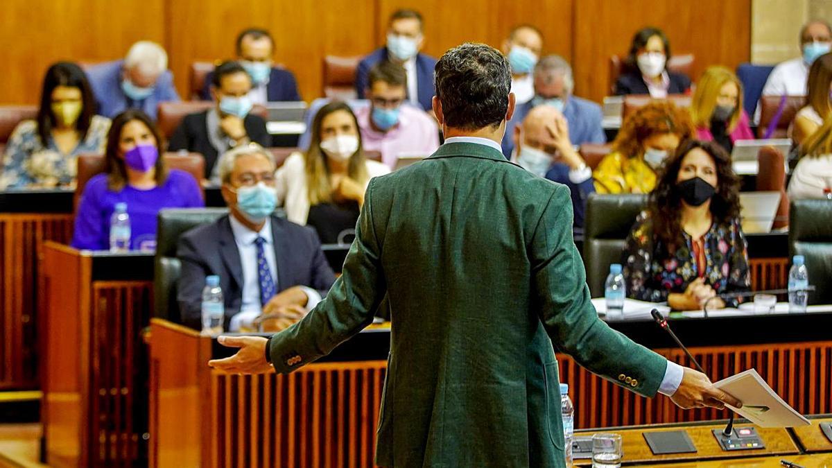 Juanma Moreno, en la sesión de control al Gobierno andaluz celebrada ayer en el Parlamento de Andalucía.