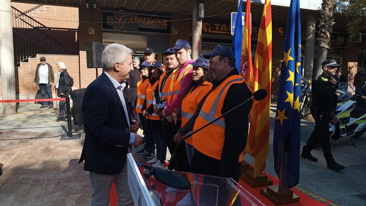 El alcalde de Esplugues, Eduard Sanz, saluda a los miembros del nuevo equipo de serenos municipal