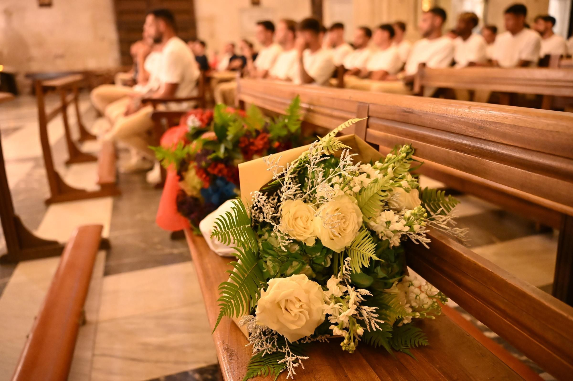 Ofrenda de flores del Elche CF a la Virgen por el ascenso a Primera