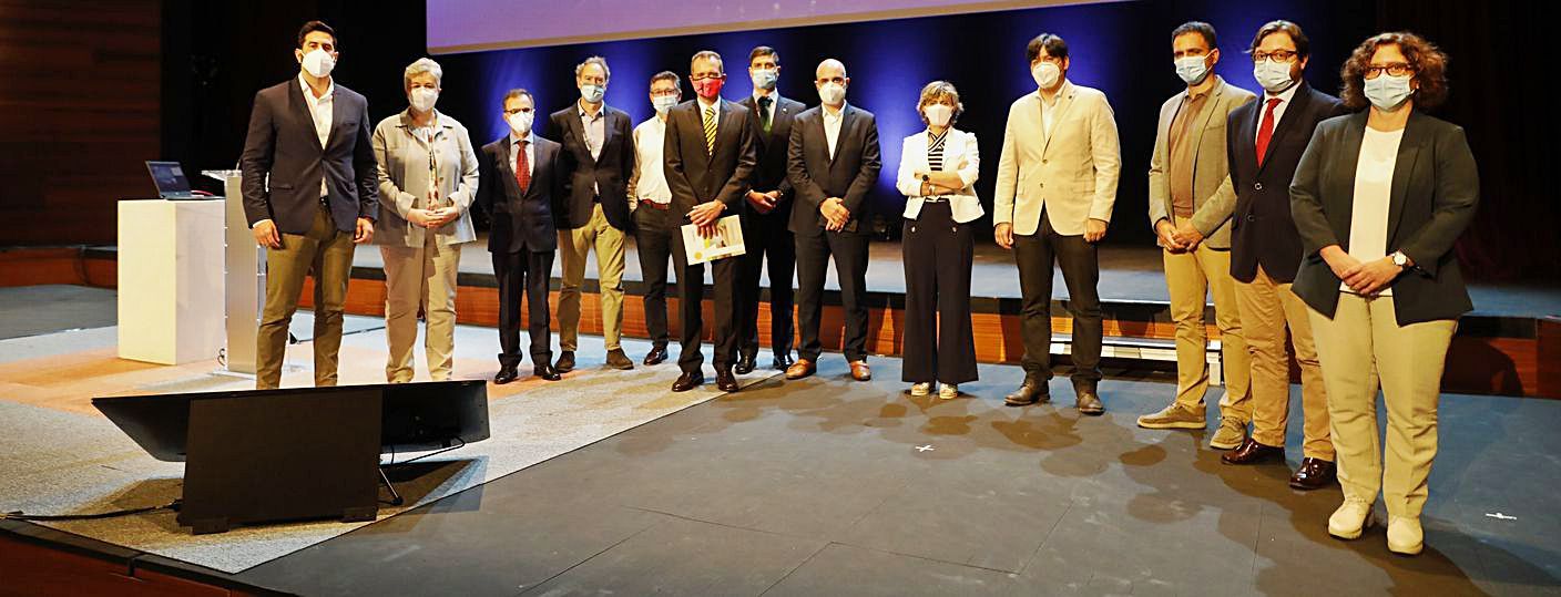 Por la izquierda, Roberto Hidalgo (Capsa), Patricia Ruas (IPLA), Miguel Ángel Menéndez (AGR), Manuel Miranda (Idonial), Fernando Méndez (DEX), David González (Idonial), José Fidalgo (FINBA), Miguel Ángel Acero (Izertis), Ana Coto (Universidad de Oviedo), el consejero Borja Sánchez, Noel Canto (Hunosa), Juan Carlos Piquero (Idonial) y Mamen Oliván (Serida), en el escenario del teatro de la Laboral.