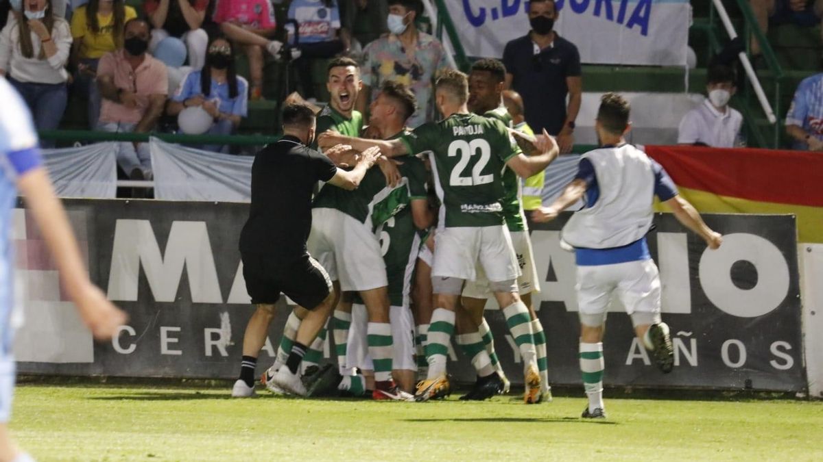 Los jugadores del Cacereño festejan el 1-1 ante el Coria.