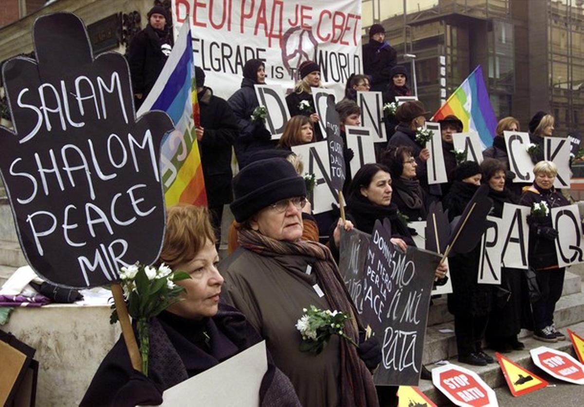 Un centenar de personas acudieron en Belgrado (Serbia) a la manifestación convocada por la organización Mujeres de Negro. Los manifestantes portaban carteles en los que se podía leer la palabra paz en árabe, hebreo, inglés y serbocroata. Belgrado se opuso a los planes bélicos de George Bush.