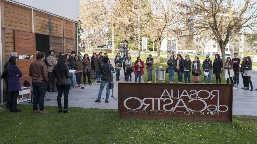 El acto se celebró en el exterior de la biblioteca. // Brais Lorenzo