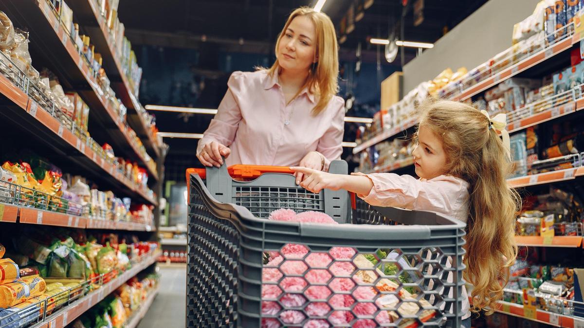 Una madre y una hija, de compras en el supermercado
