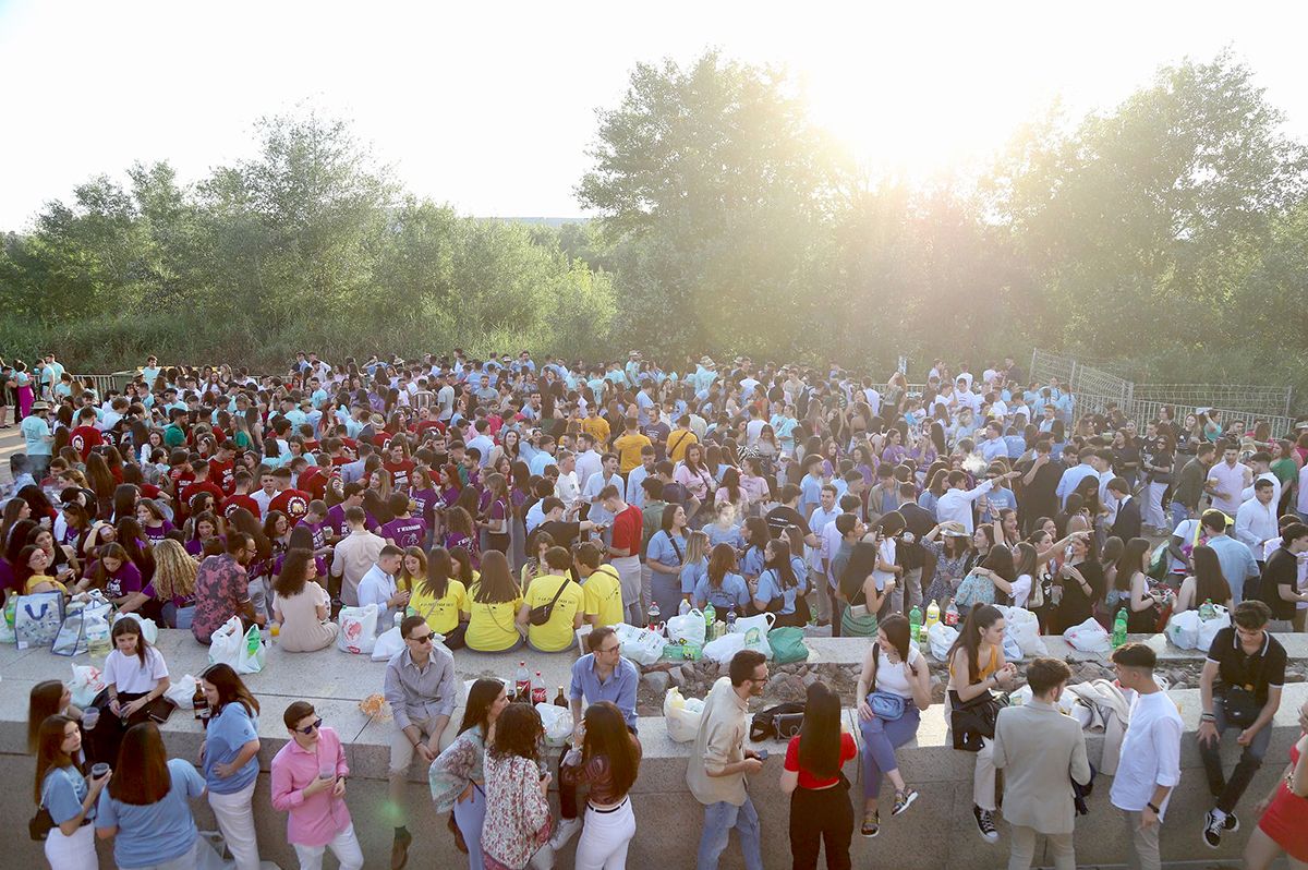 Centenares de jóvenes hacen el tradicional botellón del miércoles de Feria