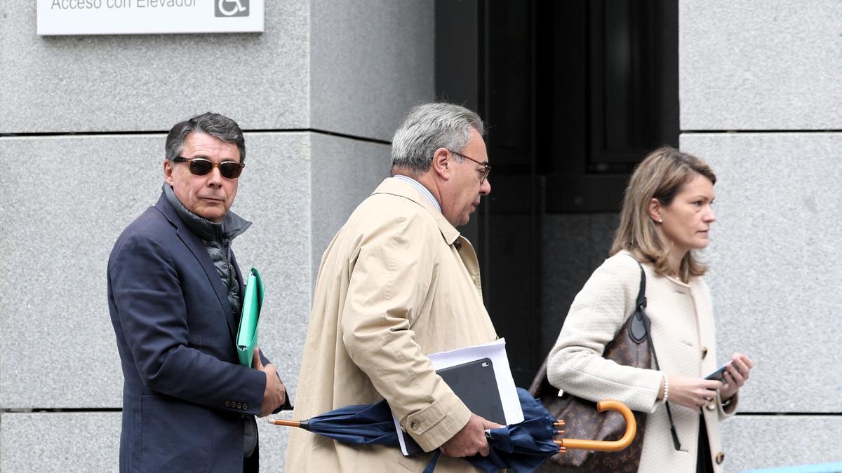 El expresidente de la Comunidad de Madrid, Ignacio González, junto a su abogado y su esposa.