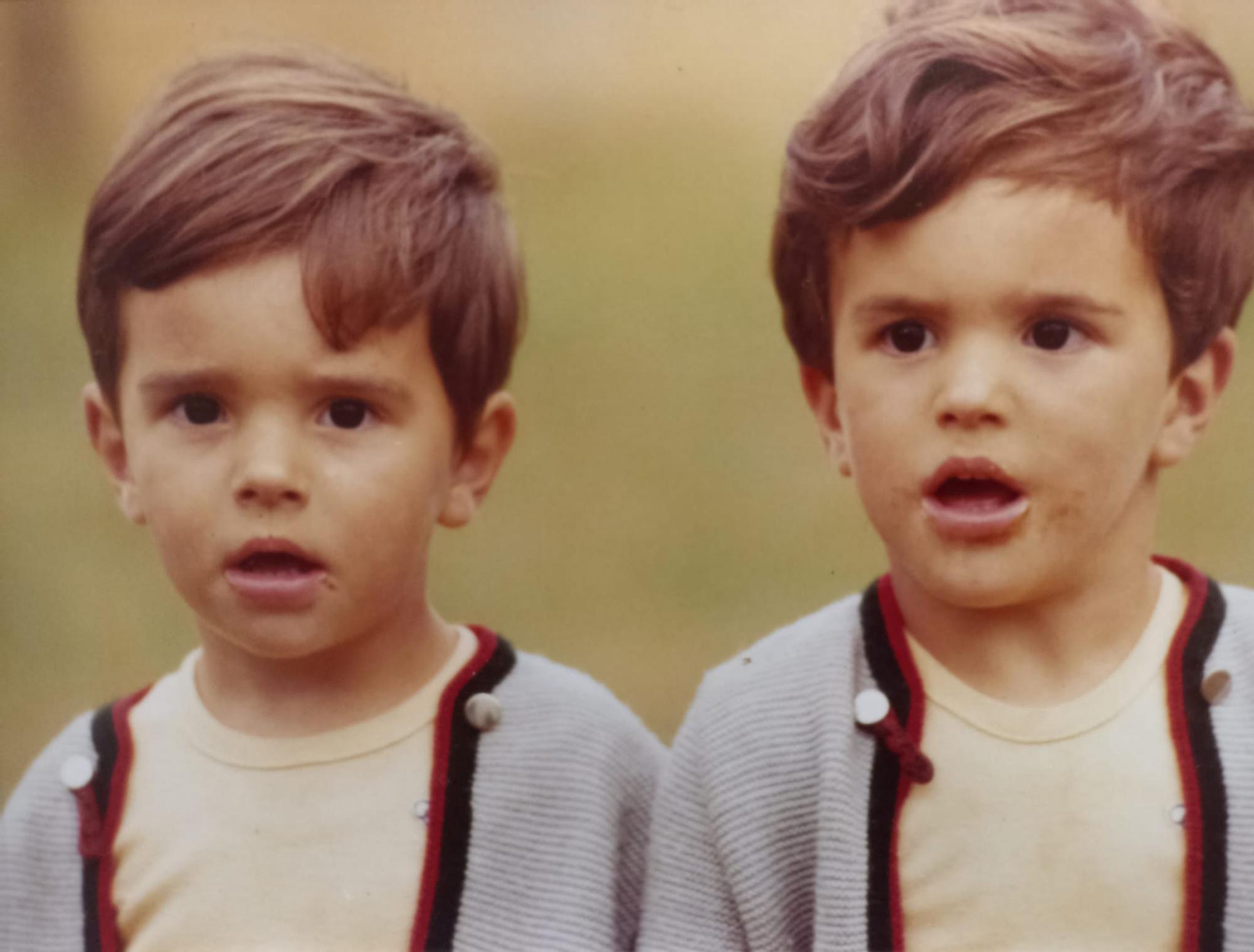 Con su hermano mellizo Pelayo (a la izquierda).