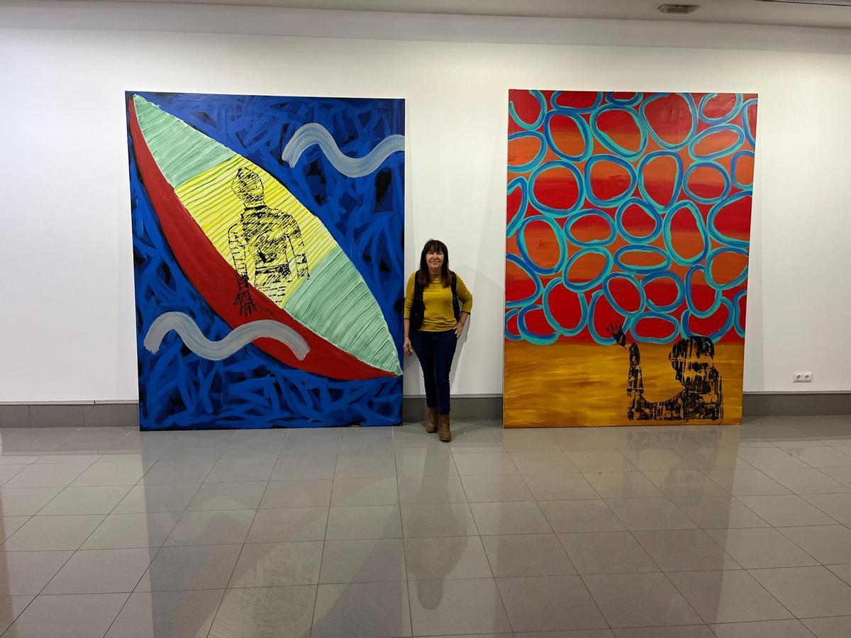 La artista viguesa junto a dos de sus coloridas obras de gran formato.
