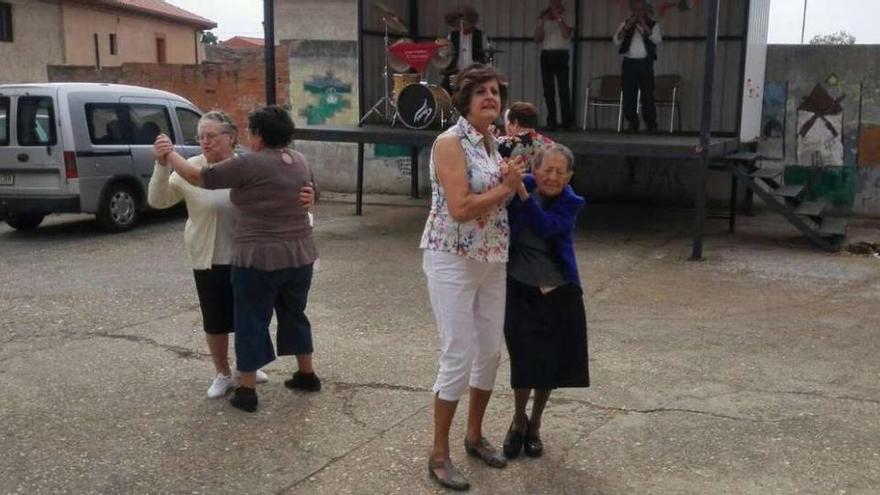 La águeda mayor aprovechó la fiesta para bailar.