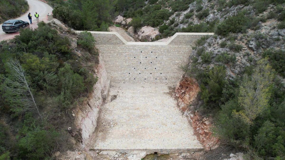 Uno de los diques construidos aguas arriba de la presa de Buseo