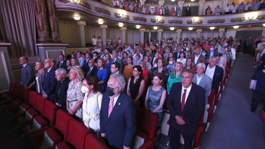 Vázquez Almuiña, Fernández-Tapias, Quinteiro Fiuza, Corina Porro y Santalices, en la primera fila.