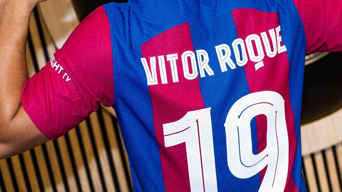 Vitor Roque lucirá el dorsal 19 en el Barça.