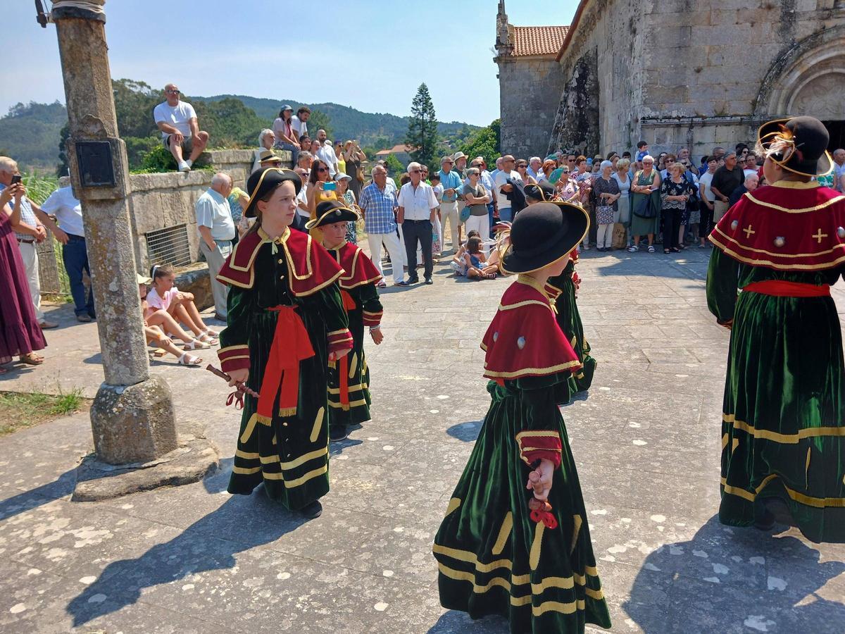 Xonxa Otero y Paula Rivas, a la izquierda, en un momento de la danza de San Roque, en O Hío, este domingo.