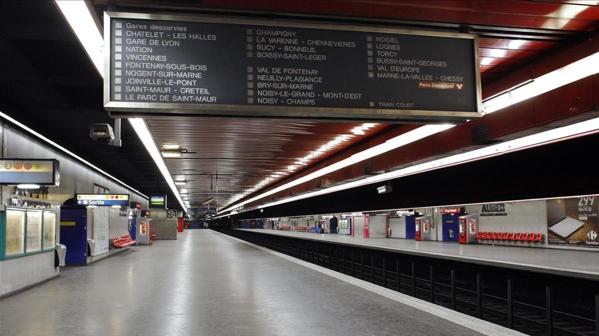 Estación de metro de París vacía por una huelga.