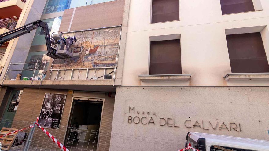 El restaurado mural de Gastón Castelló ya decora la fachada del Museo Boca del Calvari de Benidorm