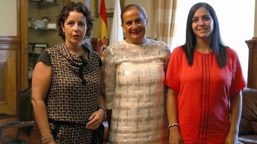 Silva con las representantes de la asociación de empresarias.