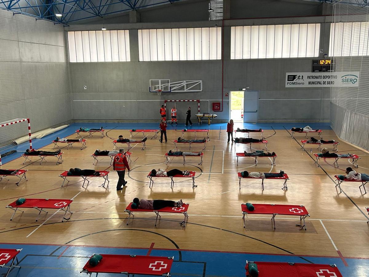 EN IMÁGENES: Simulacro de instalación de un albergue de emergencias con jóvenes de Pola de Siero
