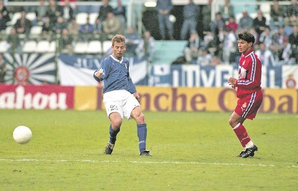 Xabi Eskurza, a la izquierda, ante el paraguayo Benítez, del Espanyol, en un partido de la temporada 1998-99.