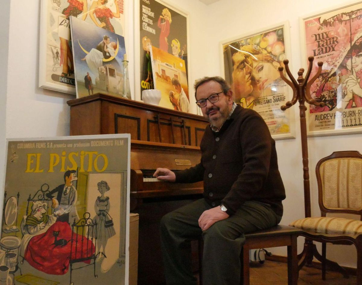 Martín Cañuelo, junto a algunos de los carteles de obras emblemáticas del cine que coleccionaba.